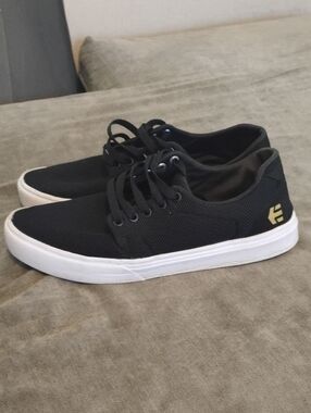 Men's Size 10 Black And White Etnies Stratus With Yellow "E" Logo